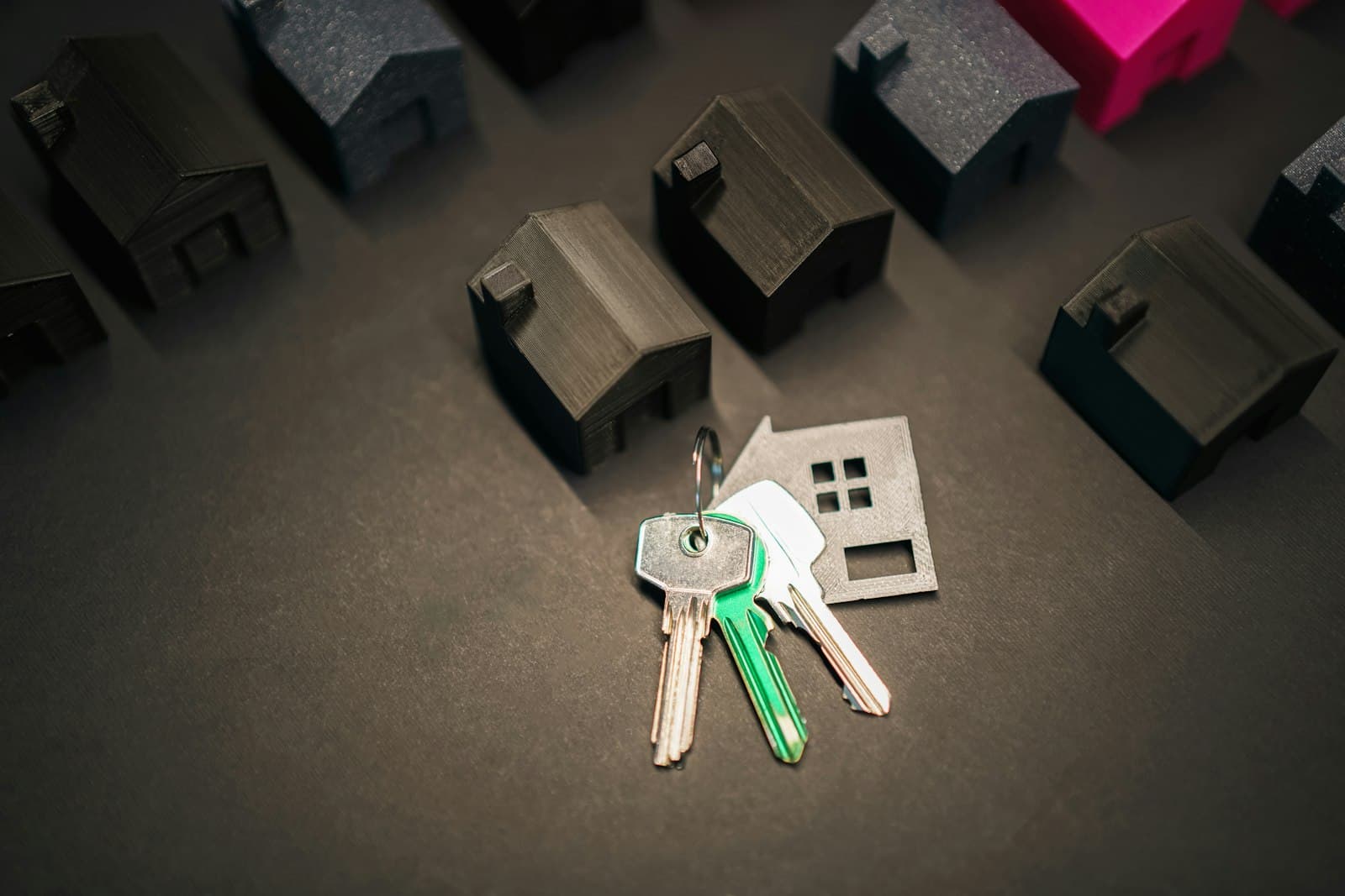 Unas llaves sobre fondo negro entre casitas de madera