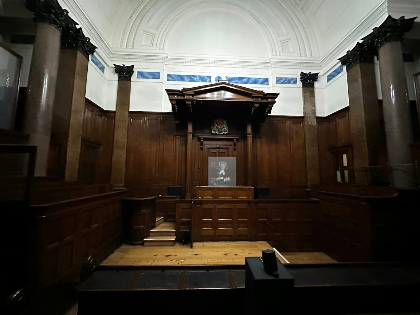 Sala de vistas vacía, con la madera de los bancos