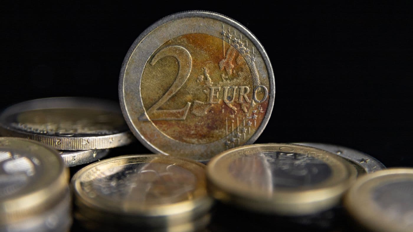 Monedas de euro apiladas sobre fondo negro
