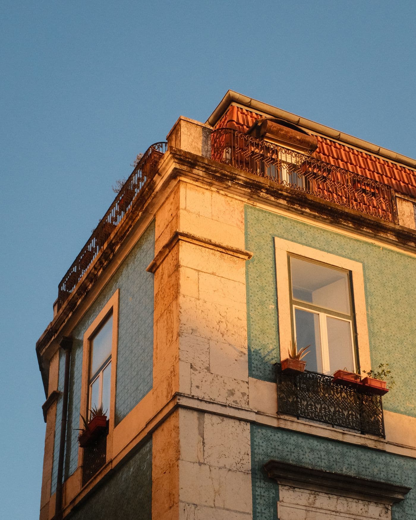 Fachada de un edificio con azulejos, a la luz del atardecer